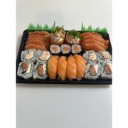 Combinados Com Sashimi: kyoto - 10 sashimi salmão 4 uramaki filadelfia 4 uramaki filadelfia grelhado 4 niguiri salmão 3 hossomaki salmão 2 jow salmão