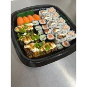 Combinados: Combinado 50 Peças - 10 uramaki skin 10 salmão grelhado10 hot roll 8 hossomaki pepino8 hossomaki salmão 4 niguiri salmão