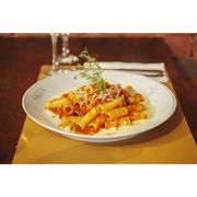 Massas: Rigatoni Toscano - Rigatoni com ragu de linguica toscana artesanal, levemente apimentada, finalizado com fonduta de Grana Padano.
