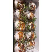 Makimono: Uramaki Skin (10 UNIDADES) - Arroz salpicado com gergelim, recheado com pele de salmão grelhado e cream cheese