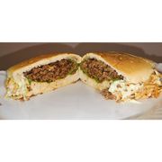 Sanduíches: Cachorrão - Hambúrguer (Ingredientes: Pão de Hambúrguer, carne moída, Alface, Tomate, Salada de Repolho, Batata Palha)