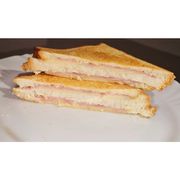 Sanduíches: Mistão - Hambúrguer (Ingredientes: 3 Fatias de Pão de Forma, 2 Fatias de Queijo, 2 Fatias de Presunto)