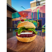 Hambúrguers: Sweet Brie - Hambúrguer (Ingredientes: Bacon em Fatias, Burger Defumado 160g, Geleia de Abacaxi com Pimenta, Maionese da Casa, pão crocante, queijo brie, Rúcula)