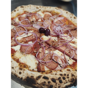 Agridoces e Picantes: 36 - Artesanalle - Pizza Grande (8 Fatias 35cm) (Ingredientes: Bacon Artesanal, Calabresa Artesanal, Cebola Roxa, Molho de tomate pelati italiani, Muçarela de Búfala, Orégano, Pimenta Calabresa)