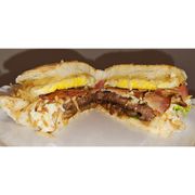 Sanduíches: X Egg Bacon - Hambúrguer (Ingredientes: Pão de Hambúrguer, Carne Caseira, Bacon, Ovo, Queijo, Alface, Tomate, Cebola, Salada de Repolho, Batata Palha)