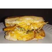 Sanduíches: X Egg Banana - Hambúrguer (Ingredientes: Pão de Hambúrguer, Carne Caseira, Banana, Queijo, Ovo, Alface, Tomate, Cebola, Salada de Repolho, Batata Palha)