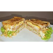 Sanduíches: Americano - Hambúrguer (Ingredientes: 3 Fatias de Pão de Forma, 2 Fatias de Queijo, 2 Fatias de Presunto, Ovo, Alface, Tomate, Cebola, Salada de Repolho, Batata Palha)