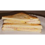 Sanduíches: Misto - Hambúrguer (Ingredientes: Pão de Forma, Queijo, Presunto)