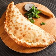 Calzone: Calabresa - Calzone Médio (Ingredientes: Calabresa Fatiada, Molho de Tomate, Mussarela, Orégano)