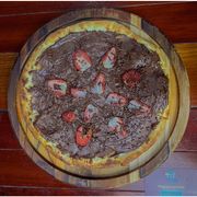 Doces: Chocolate com morango - Pizza Média (Ingredientes: Chocolate, Morango)