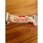 Chocolate: Raffaello - wafer com recheio cremoso e amêndoa coberto com coco