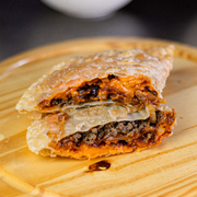 Pastéis Especiais: Vikings - Pastel G (Ingredientes: Carne, Cheddar, Cebola Caramelizada, Bacon, Barbecue)
