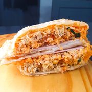 Pastéis Especiais: Mediterraneo - Pastel G (Ingredientes: Peito de Peru, Queijo, Tomate Seco, Manjericão, Azeitona, Bacon)