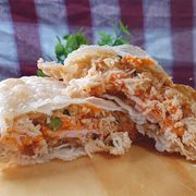 Pastéis Especiais: Frango Fusion - Pastel G (Ingredientes: Frango, Queijo, Peito de Peru, Orégano, Tomate Seco)