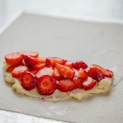 Pastéis Doces: Ninho Com Morango - Pastel G (Ingredientes: Brigadeiro de Ninho, Morango)
