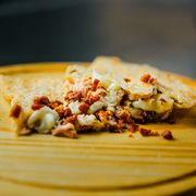 Pastéis Especiais: Pizza Americana - Pastel G (Ingredientes: Queijo Mussarela, Presunto, Orégano, Catupiry Cremoso, Bacon)