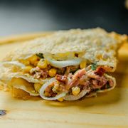 Pastéis Especiais: Pizza Portuguesa - Pastel G (Ingredientes: Mussarela, Presunto, Orégano, Milho Verde, Ovo Cozido, Anéis de Cebola, Calabresa Temperada, Azeitonas, Fatias Frescas de Pimentão)