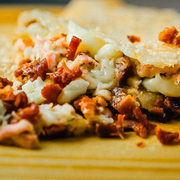 Pastéis Tradicionais: Pizza de Bacon - Pastel G (Ingredientes: Queijo Mussarela, Presunto, Bacon, Orégano)