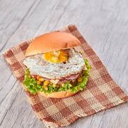 Lanche: Xis Egg (Ovo) - Lanche (Ingredientes: Alface, Batata Palha, Ervilha, Hamburguer 90g, Milho, Ovo, Pão, Queijo, Tomate)