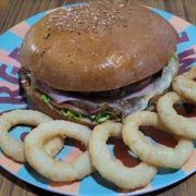 Lanche: Xis Costela com Onion Rings - Lanche (Ingredientes: Alface, Batata Palha, cebola caramelizada, costela desfiada, Ervilha, Milho, Onion Rings, Pão, Presunto, Queijo, Tomate)