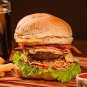 Lanche: Xis Picanha Acebolado com Fritas - Lanche (Ingredientes: Alface, Batata Palha, cebola caramelizada, Ervilha, Milho, Presunto, Queijo, Tomate)
