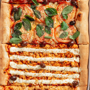 Tradicionais: Brócolis, Frango e Bacon - Pizza Trem (Ingredientes: Frango, Molho, Brócolis, Requeijão, Bacon, Azeitonas, Orégano)