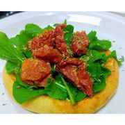Esfihas gourmet: RUCULA COM TOMATE SECO - Esfiha salgada (Ingredientes: Massa especial de esfiha, Mussarela, Rúcula, Tomate seco)