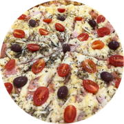 Especiais: Peito de Peru Defumado - Pizza Grande (Ingredientes: Azeitonas, Cebola, Cobertura Catupiry, Orégano, Parmesão, Peito de Peru Defumado, Tomate Cereja)