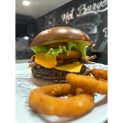 Hamburguer Caseiro: Hot Onion - Lanches (Ingredientes: Alface, Anéis de Cebola, Bacon, Creme Cheddar, Hambúrguer Caseiro, Pão Caramelo, Queijo Cheddar, Tomate)