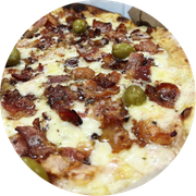 Tradicionais: Bacon - Pizza Grande (Ingredientes: Azeitonas, Bacon, Cebola, Mussarela, Orégano, Tomate)