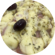 Tradicionais: Baiana Coberta Com Catupiry - Pizza Grande (Ingredientes: Azeitonas, Calabresa Moída, Cebola, Coberta Com Catupiry, Molho Apimentado, Orégano, Ovos)