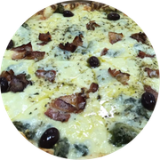 Tradicionais: Escarola Coberto com Mussarela - Pizza Grande (Ingredientes: Azeitonas, Bacon, Escarola, Mussarela, Orégano)