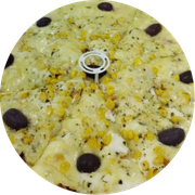 Tradicionais: Frango Com Milho - Pizza Grande (Ingredientes: Azeitonas, Coberto Com Mussarela, Frango Desfiado, Milho, Orégano)