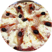 Especiais: Presunto Parma - Pizza Grande (Ingredientes: Azeitonas, Geleia de Pimenta, Mussarela, Orégano, Presunto Parma, Queijo Brie)