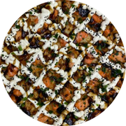 PEIXE: 52 - Salmão - Pizza Grande (Ingredientes: Cebolinha Picada, Cream Cheese, Gergelim Preto, Molho de Tomate, Molho Tare, Mussarela, Salmão em Cubos)