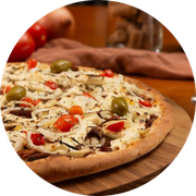 CARNE: 49 - Carne Seca - Pizza Grande (Ingredientes: Azeitonas, Carne Seca, Cebola, Cream Cheese, Molho de Tomate, Mussarela, Orégano, Ovo, Pimenta Biquinho)
