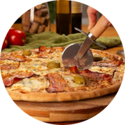PEITO DE PERU: 34 - Magnífica - Pizza Grande (Ingredientes: Azeitonas, Bacon, Gorgonzola, Molho, Mussarela, Orégano, Peito de Peru, Requeijão Cremoso)