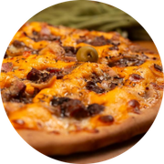 CARNE: 46 - Filé Melt - Pizza Grande (Ingredientes: Azeitonas, Bacon, Cheddar, Filé Mignon, Molho, Mussarela, Orégano)