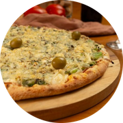 PEITO DE PERU: 33 - Alho Poró - Pizza Grande (Ingredientes: Alho Poró, Azeitonas, Cream Cheese, Molho, Orégano, Parmesão Ralado, Peito de Peru Defumado)