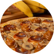 DOCES: 64 - Banofe - Pizza Grande (Ingredientes: Banana, Canela em Pó, Chocolate Branco, Doce de Leite)