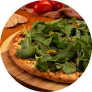 CARNE: 45 - Filé com Rúcula - Pizza Grande (Ingredientes: Azeitonas, Filé Mignon, Molho, Mussarela, Orégano, Rúcula Fresca)