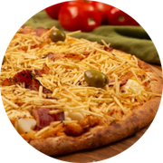 FRANGO: 24 - Frango Supremo - Pizza Grande (Ingredientes: Azeitonas, Bacon, Batata Palha, Catupiry, Frango Desfiado, Milho, Molho, Mussarela, Orégano, Palmito)