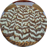 DOCES: 65 - Kinder Bueno - Pizza Grande (Ingredientes: Chocolate ao Leite, Chocolate Branco, Kinder Bueno)
