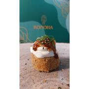 Makimono: Hot Especial (10 UNIDADES) - Arroz, cream cheese e salmão enrolado em alga marinha, empanado na panko finalizado com cream cheese, camarão ,cebolinha e teriyaki