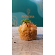 Makimono: Hot Gourmet (10 UNIDADES) - Arroz, cream cheese e salmão enrolado em alga marinha, empanado na panko finalizado com tartar de salmão