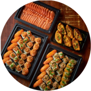 Combinados: Combo - Combo (Ingredientes: 103 peças + Cortesia - 08 Unidades de Hot Roll, 06 Unidades de Joy Cru, 12 Uramaki Especial, 10 Niguiri Salmão, 10 Uramaki Grelhado, 10 Uramaki, 45 Fatias de Sashimi (Quando o guioza não estiver disponível mandaremos temaki hot no lugar), Cebolinha, Cream Cheese, Gergelim)