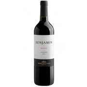 VINHOS: BENJAMIN - uva: cabernet sauvignon. É um vinho argentino produzido pela tradicional Bodega Nieto Senetiner, localizada em Mendoza. Faz parte da linha de entrada da vinícola, pensada para ser acessível, versátil e agradável ao paladar. Apresenta coloração vermelho-rubi intensa, com aromas de frutas vermelhas maduras, leve toque de especiarias e taninos suaves. É um vinho de corpo médio, fácil de beber, ideal para acompanhar carnes grelhadas, massas com molho vermelho ou queijos semicurados.