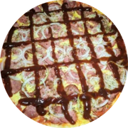 Tradicionais: na lenha com barbecue - Pizza Grande (Ingredientes: Bacon, Calabresa, Cebola, Molho Barbecue, Molho de Tomate, Mussarela, Orégano)