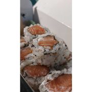 Makimono: Uramaki Salmão (10 UNIDADES) - Arroz salpicado com gergelim, recheado com cream cheese e salmão
