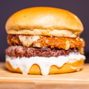 Gourmet: 3 - Mister X-Tasty - Hambúrguer (Ingredientes: Geleia de Pimenta, Hamburguer fraldinha 120g, Maionese artesanal, Pão brioche max, Queijo provolone empanado)